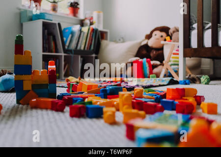 Unordentliche Bausteine im Kinderzimmer Stockfoto