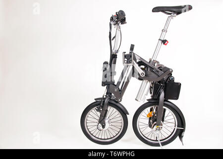 Klappbare e-Bike auf weißem Hintergrund Stockfoto