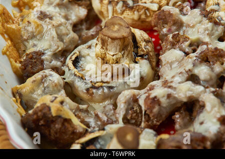 Gebackene Champignons mit Hackfleisch Stockfoto