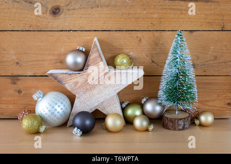 Typische Symbole Weihnachten Dekoration auf einer hölzernen Hintergrund Stockfoto