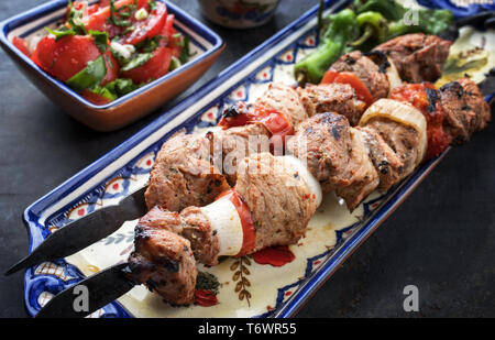 Traditionelle griechische Souvlaki Grill Spieß tomate Zwiebel Salat und Paprika als Closeup auf einer Platte Stockfoto