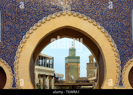 Blick durch Bab Bou Jeloud gate Stockfoto
