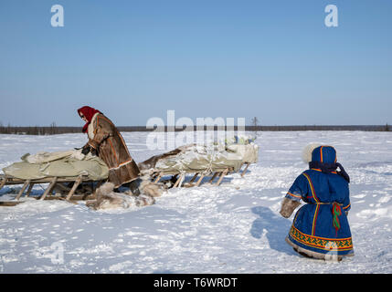 Russland, der Jamal-nenzen Autonome Region, Halbinsel Yamal. Nomadische Hirten Nenzen rentier Camp, junges Kind in traditioneller Kleidung. Stockfoto