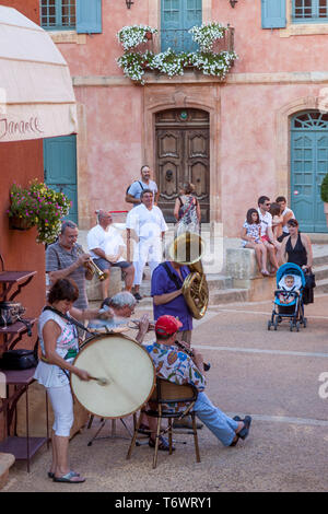 Führen Sie Gruppe von Musikern traditionelle französische Lieder vor der Marie de Roussillon, Roussillon, Provence, Frankreich Stockfoto