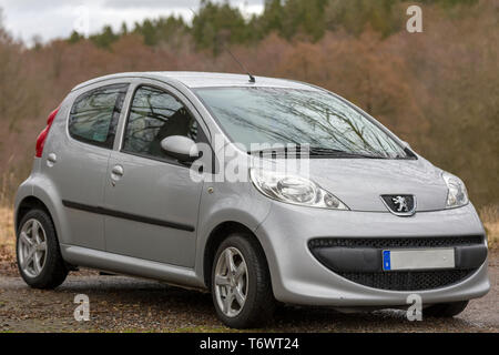 Silber Peugeot 107 Stadt Auto in ländlicher Umgebung Stockfoto