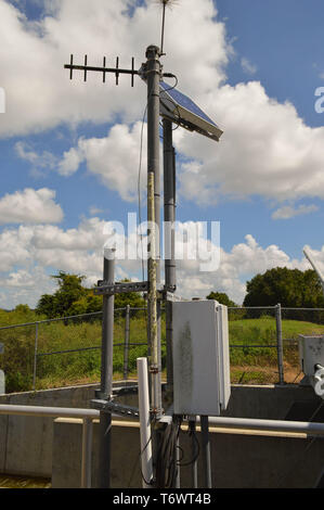 Tagsüber Fotografie im Freien Seitenansicht Solar Telemetriestation Struktur Datenlogger Box Ausrüstung Nahaufnahme ansehen Wolken im blauen Himmel Hintergrund Stockfoto