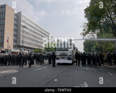 Force de l'ordre Formant un Barrage devant l'Hôpital Salpétrière à Paris, Le 1er Mai 2019 pour la fête du Travail Stockfoto