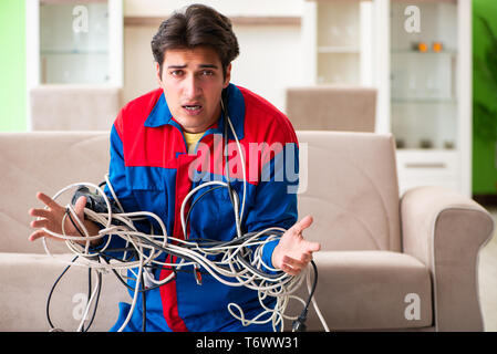 Elektriker Auftragnehmer mit Kabelsalat Stockfoto