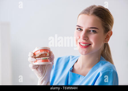Junger Arzt Krankenschwester mit Zahnersatz Stockfoto