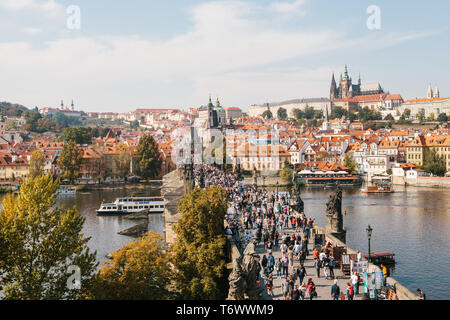 Prag September 29, 2018: Schöne Luftaufnahme von der Karlsbrücke und andere traditionelle alte Architektur in Prag in der Tschechischen Republik. Stockfoto