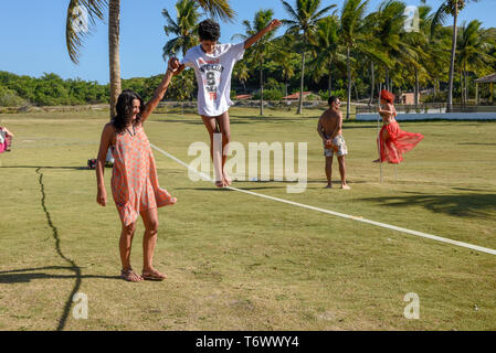 Pipa, Brasilien - 23. Januar 2019: Frau auf tightrope Walker Training in der Nähe von Pipa auf Brasilien Stockfoto