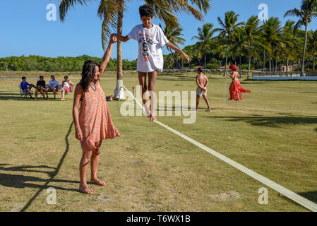 Pipa, Brasilien - 23. Januar 2019: Frau auf tightrope Walker Training in der Nähe von Pipa auf Brasilien Stockfoto