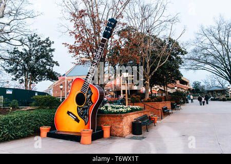 Die Grand Ole Opry ist einer der berühmtesten Musik seit 1925 geschaffen und wird durch Sitzgelegenheiten und über umgeben, die über große Gitarren. Stockfoto