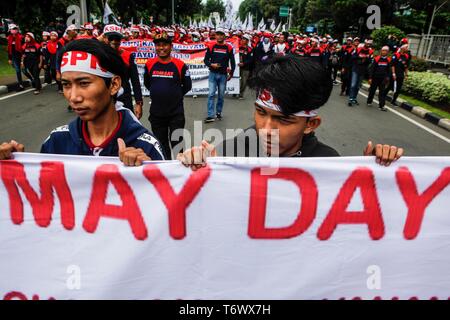 Arbeiter gesehen halten ein Banner während der Rallye den Internationalen Tag der Arbeit in Jakarta zu markieren. Demonstranten in ganz Indonesien haben kundgebungen bessere Arbeitsbedingungen organisiert. Stockfoto