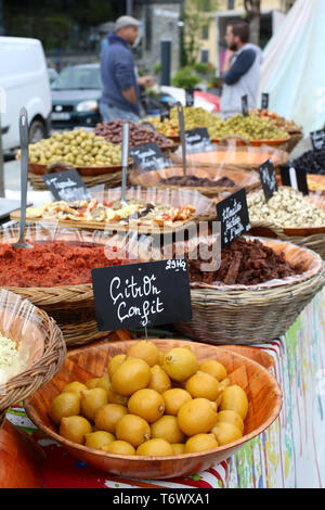 Vente de citrons Konfits sur un marché Local. Stockfoto