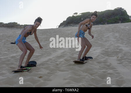 Pipa, Brasilien - 23. Januar 2019: Touristen Sandboarding auf einer Düne in der Nähe von Pipa auf Brasilien Stockfoto