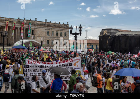 Menschen gesehen im Mai Tag versammelt. Am 1. Mai, tausende von Menschen auf den Straßen von Bogotá gegen die Arbeit Situation im Land und gegen Verordnungen der Regierung von Enrique Peñaloza, Major von Bogotá und der Präsident von Kolumbien Iván Duque zu protestieren. Zum ersten Mal seit mehreren Jahren, war es nicht notwendig der Einsatz des Mobile Anti-Riot Squad (ESMAD) Vandalismus und Aggressionen während der Tag der Arbeit zu kämpfen. Stockfoto