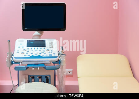 Innenraum der Untersuchungsraum mit Ultraschall Maschine im Krankenhaus Labor. Moderne medizinische Ausrüstung Hintergrund. Stockfoto