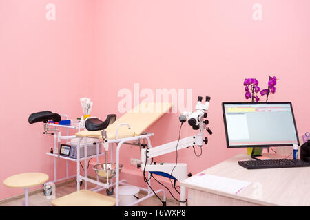 Gynäkologische Cabinet mit Stuhl und andere medizinische Geräte in der modernen Klinik. Ausrüstung Medizin, medizinische Möbel, Krankenhaus, genicology, Frauen Stockfoto