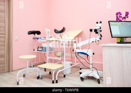 Gynäkologische Cabinet mit Stuhl und andere medizinische Geräte in der modernen Klinik. Ausrüstung Medizin, medizinische Möbel, Krankenhaus, genicology, Frauen Stockfoto