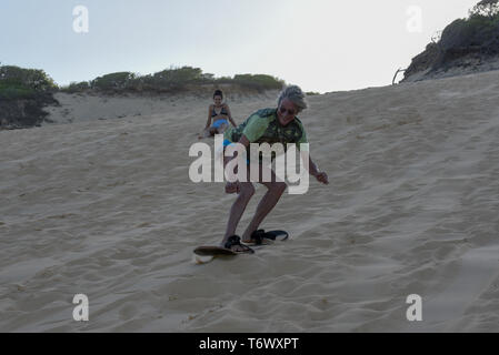 Pipa, Brasilien - 23. Januar 2019: Touristen Sandboarding auf einer Düne in der Nähe von Pipa auf Brasilien Stockfoto