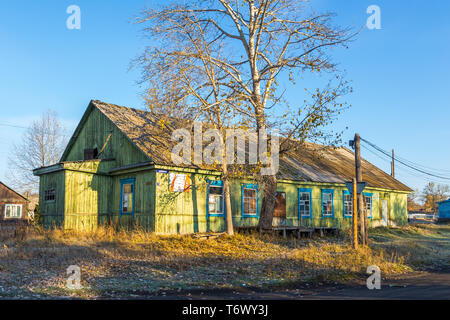 Russische große Holzhaus aus Hölzern und Windows drauf. Es ist ein Dorf