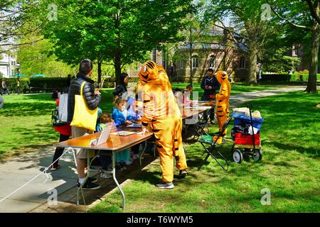 PRINCETON, NJ-28 APRIL 2019 - Blick auf die jährlichen Communiversity Festival, in der Stadt und das Kleid von Princeton, NJ, für einen Tag im Freien perfo Stockfoto