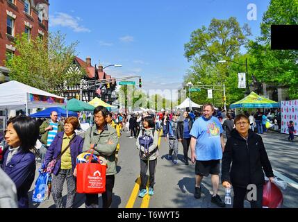 PRINCETON, NJ-28 APRIL 2019 - Blick auf die jährlichen Communiversity Festival, in der Stadt und das Kleid von Princeton, NJ, für einen Tag im Freien perfo Stockfoto