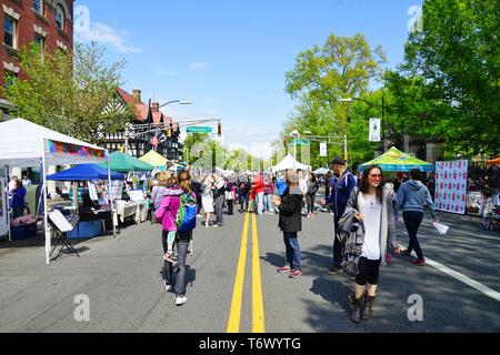 PRINCETON, NJ-28 APRIL 2019 - Blick auf die jährlichen Communiversity Festival, in der Stadt und das Kleid von Princeton, NJ, für einen Tag im Freien perfo Stockfoto