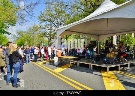 PRINCETON, NJ-28 APRIL 2019 - Blick auf die jährlichen Communiversity Festival, in der Stadt und das Kleid von Princeton, NJ, für einen Tag im Freien perfo Stockfoto