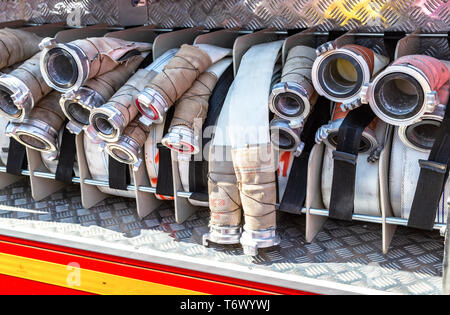 Samara, Russland - Mai 1, 2019: Ausrüstung für Feuerlöscher. Feuer- und Rettungsausrüstung in einem Feuerwehrauto Stockfoto