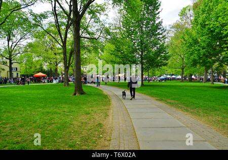 PRINCETON, NJ-28 APRIL 2019 - Blick auf die jährlichen Communiversity Festival, in der Stadt und das Kleid von Princeton, NJ, für einen Tag im Freien perfo Stockfoto