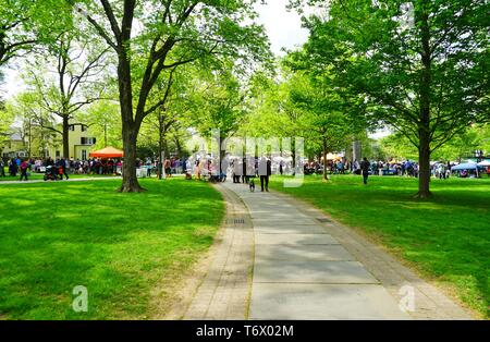 PRINCETON, NJ-28 APRIL 2019 - Blick auf die jährlichen Communiversity Festival, in der Stadt und das Kleid von Princeton, NJ, für einen Tag im Freien perfo Stockfoto