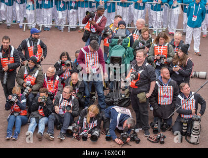 London, Großbritannien. 28. April 2019. Fotografen bei den London Marathon Rennen auf der Mall in Westminster. Credit: Malcolm Park/Alamy Leben Nachrichten. Stockfoto