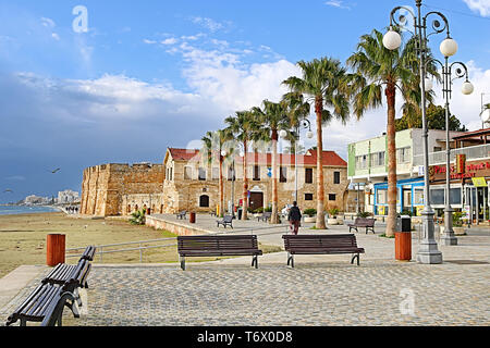 LARNACA, ZYPERN - MÄRZ 03, 2019: Larnaca Burg auf finikoudes Boulevard Stockfoto