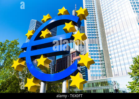 Eurowährungssymbol - große Skulptur im Zentrum von Frankfurt am Main, Deutschland Stockfoto