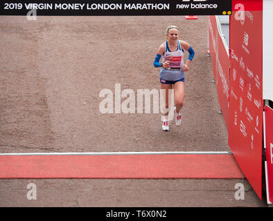 London, Großbritannien. 28. April 2019. Charlotte Purdue (GBR) Beendet den London Marathon Elite Rennen der Frauen. Credit: Malcolm Park/Alamy. Stockfoto