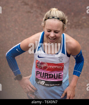 London, Großbritannien. 28. April 2019. Charlotte Purdue (GBR) Beendet den London Marathon Elite Rennen der Frauen. Credit: Malcolm Park/Alamy. Stockfoto