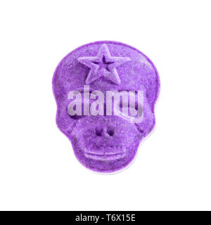 Einer violetten Armee Schädel, Ecstasy, MDMA, Amphetamin oder Medikamente Pille wie ein Schädel auf weißem Hintergrund geprägt. Stockfoto