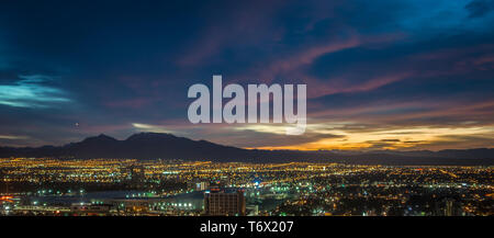 Am frühen Morgen Sonnenaufgang über dem Tal des Feuers und las vegas Stockfoto