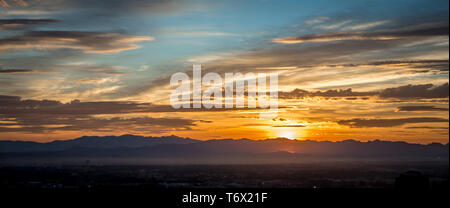 Am frühen Morgen Sonnenaufgang über dem Tal des Feuers und las vegas Stockfoto