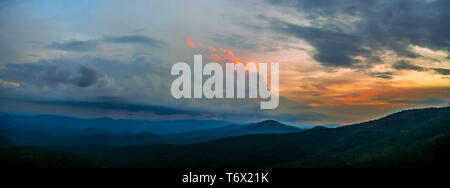 Raue Kante blicken auf Anzeigebereich aus Blue Ridge Parkway Landschaft Stockfoto