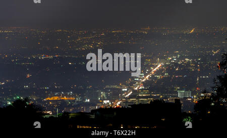 Hollywood Hills und das Tal in der Nacht in der Nähe von Hollywood Sign Stockfoto