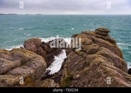 Blick über Crow Sound in den östlichen Inseln von Gap, St. Mary's, Isles of Scilly, UK an einem windigen und bewölkter Tag Stockfoto