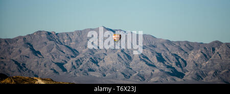 Heißluftballon über den Red Rock Canyon fliegen Stockfoto