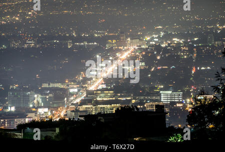 Hollywood Hills und das Tal in der Nacht in der Nähe von Hollywood Sign Stockfoto