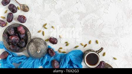 Getrocknete Datteln und schwarzen Kaffee. Stockfoto