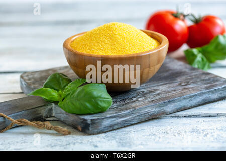 Italienische Polenta in eine hölzerne Schüssel. Stockfoto