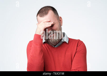 Reifen Mann, der Facepalm Geste, die Augen. Stockfoto