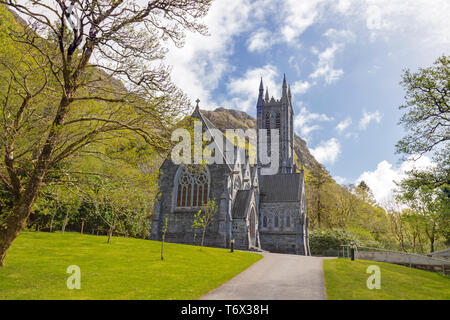 Kylemore neugotische Kirche, auf dem Gelände des Kylemore Abbey, Connemara, County Galway, Republik von Irland. Stockfoto